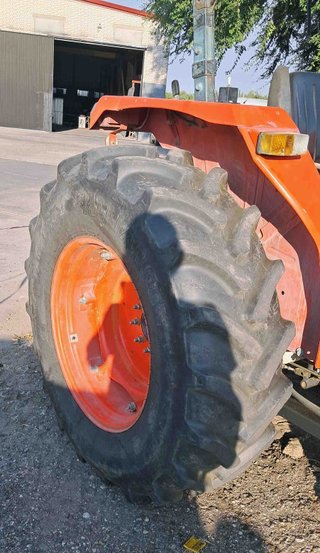 Tractor Kubota ME5700 pala Tenias te9.