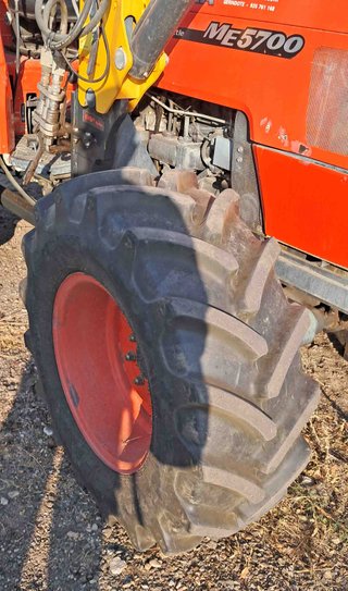 Tractor Kubota ME5700 pala Tenias te9.