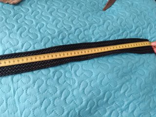 Cinturón negro trenzado con hebilla de madera