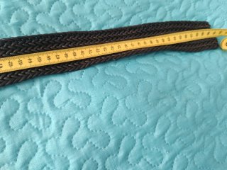 Cinturón negro trenzado con hebilla de madera