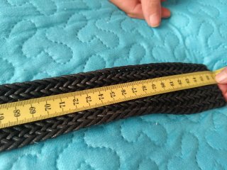 Cinturón negro trenzado con hebilla de madera