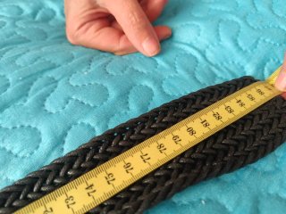 Cinturón negro trenzado con hebilla de madera