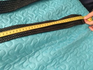 Cinturón negro trenzado con hebilla de madera