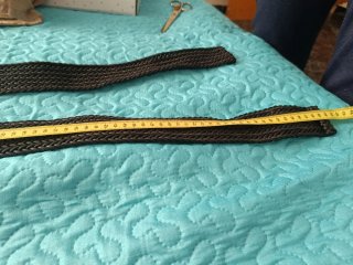 Cinturón negro trenzado con hebilla de madera