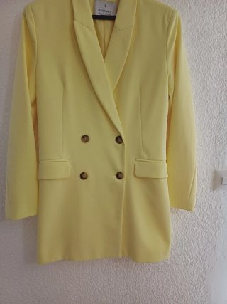 Chaqueta amarilla stradivarius