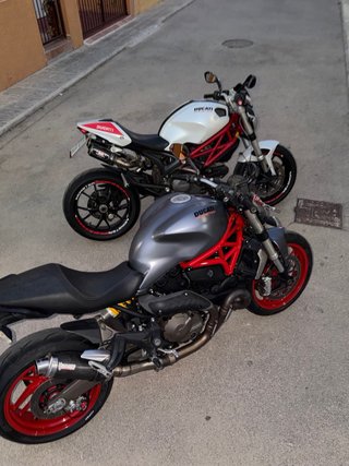 Ducati Monster 821 Gris/Rojo