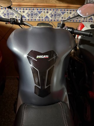 Ducati Monster 821 Gris/Rojo