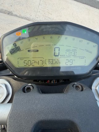 Ducati Monster 821 Gris/Rojo