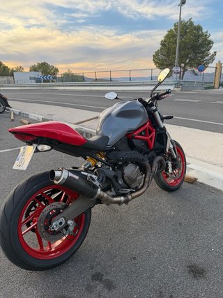 Ducati Monster 821 Gris/Rojo