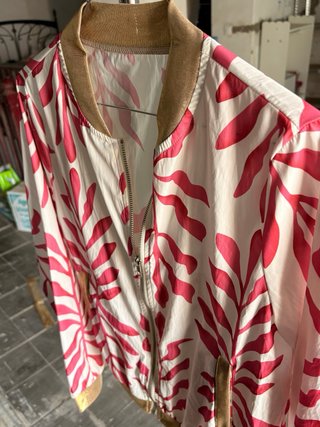 Chaqueta Bomber Estampada Elegante