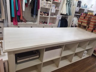 Mesa grande con casilleros de madera para tienda.