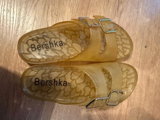 Sandalias Bershka transparentes doradas