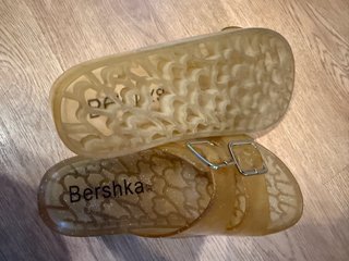 Sandalias Bershka transparentes doradas