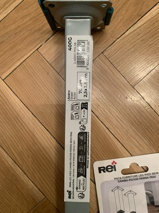 Escritorio de madera con cajones