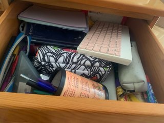 Escritorio de madera con cajones