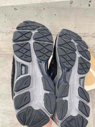 Zapatillas Asics Negras y Grises