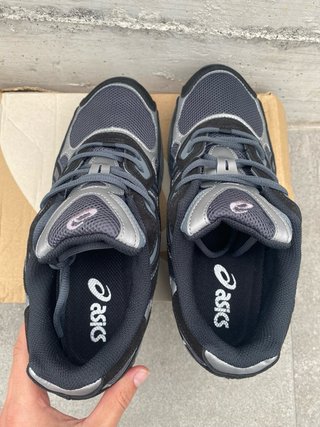 Zapatillas Asics Negras y Grises