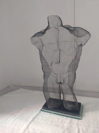 Escultura alambre figura masculina