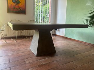 Mesa de comedor moderna cemento pulido.