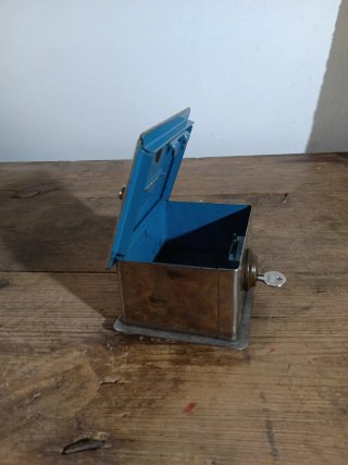 Caja antigua de caudales con llave