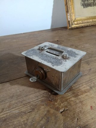 Caja antigua de caudales con llave