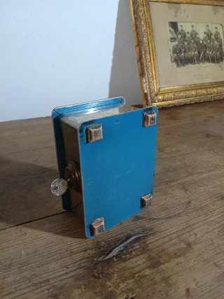 Caja antigua de caudales con llave