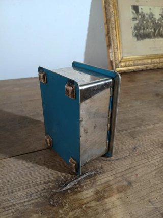 Caja antigua de caudales con llave