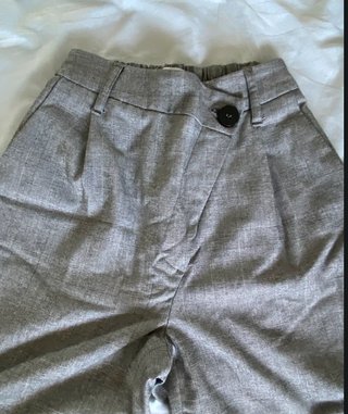 Pantalón de traje gris con detalle cintura