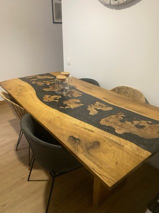 Mesa comedor madera y resina negra