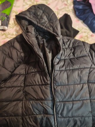 Abrigo acolchado con capucha negro