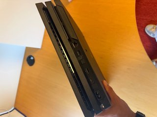 PS4 Pro + 1 Dualshock 4 + Cables