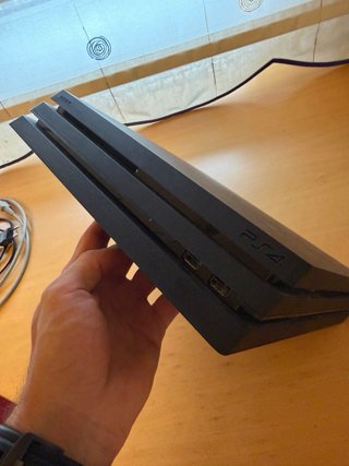 PS4 Pro + 1 Dualshock 4 + Cables