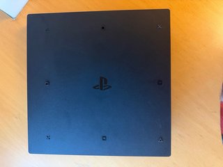 PS4 Pro + 1 Dualshock 4 + Cables