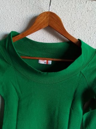 Jersey "Bershka" verde, cuello redondo, versátil.
