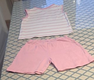 Conjunto corto rosa y camiseta sin mangas