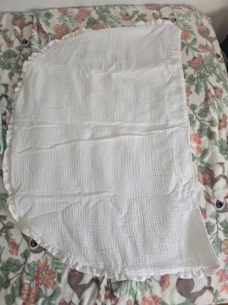 Colcha de cuna blanca con topos
