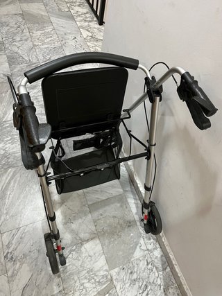 Andador de adulto plegable con asiento y frenos