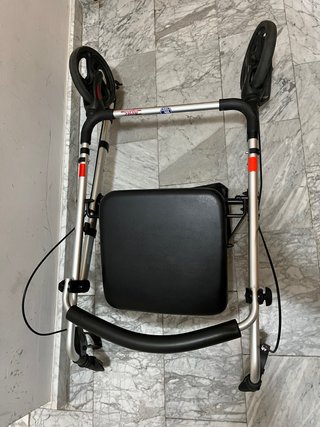 Andador de adulto plegable con asiento y frenos