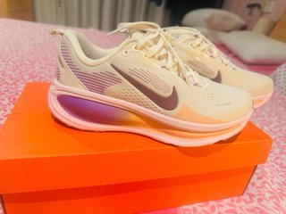 Zapatillas Nike Vomero 18 Mujer Beige/Morado