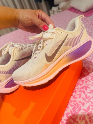 Zapatillas Nike Vomero 18 Mujer Beige/Morado