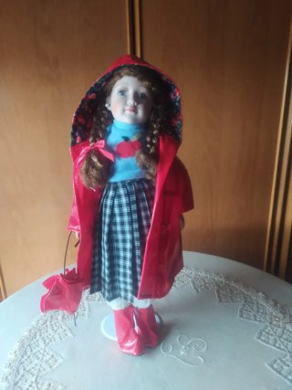 Muñeca de porcelana con soporte