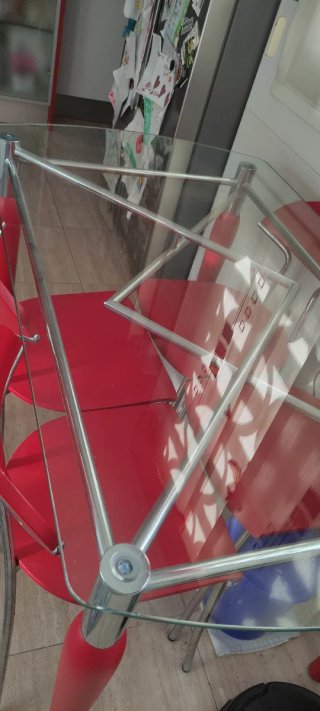 Mesa cristal y 4 sillas rojas
