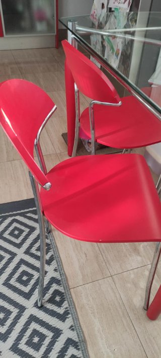 Mesa cristal y 4 sillas rojas