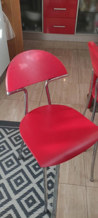 Mesa cristal y 4 sillas rojas