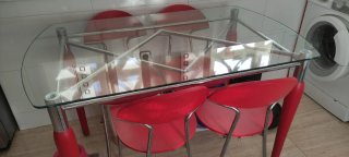 Mesa cristal y 4 sillas rojas