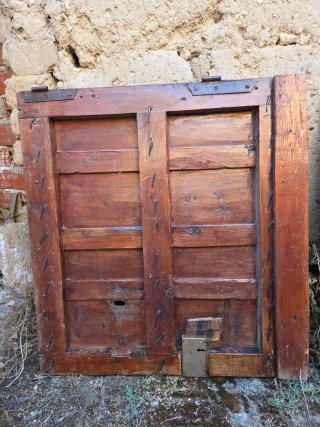 Puerta doble de madera rústica