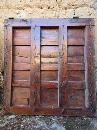 Puerta doble de madera rústica