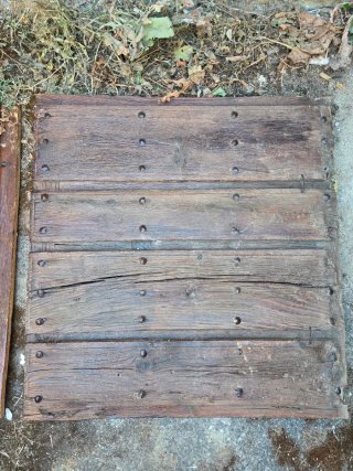 Puerta doble de madera rústica