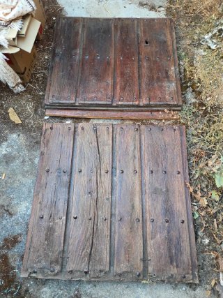 Puerta doble de madera rústica