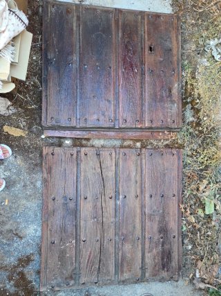 Puerta doble de madera rústica